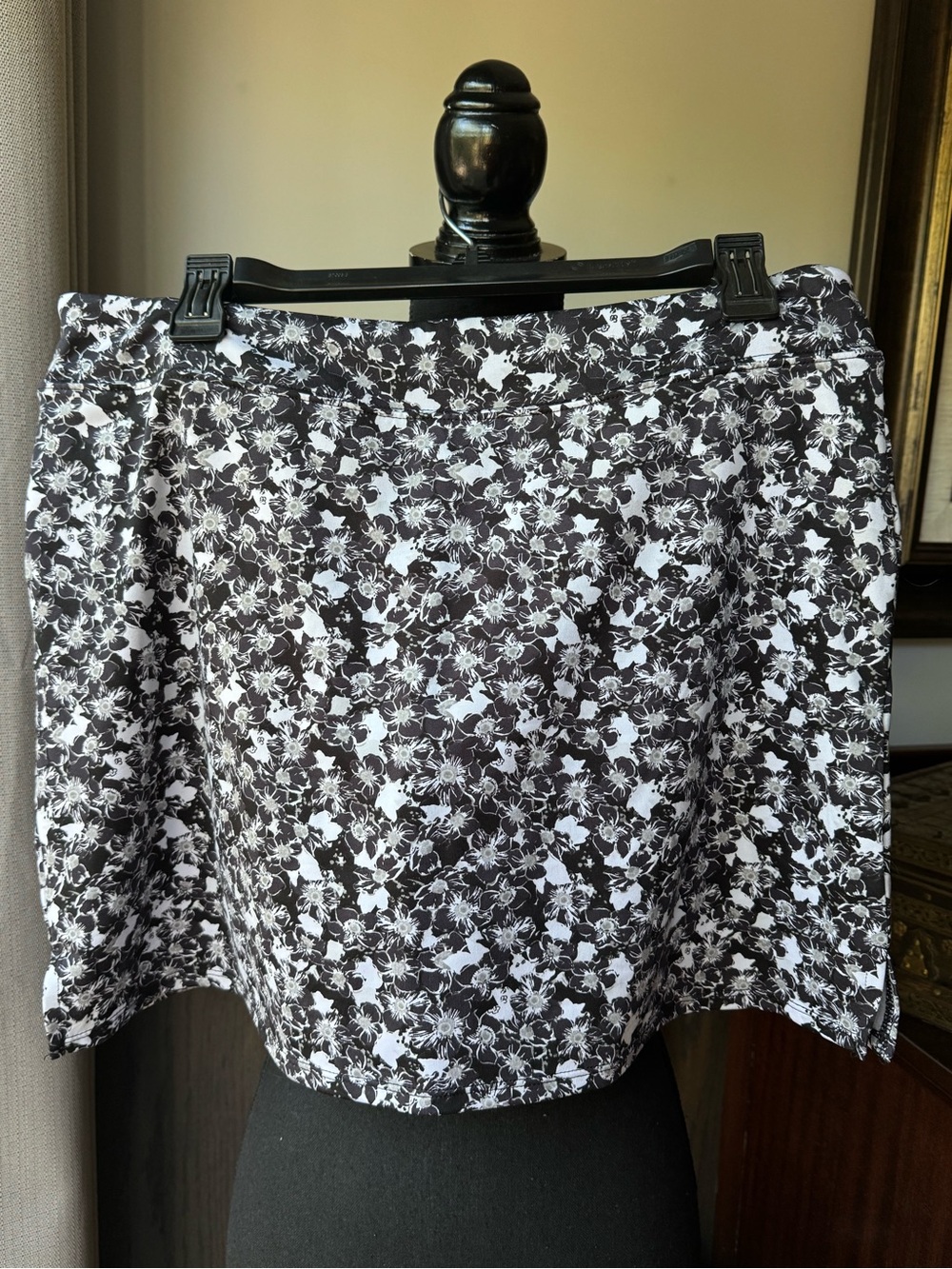 Tranquility by Colorado Clothing Black and White Floral Skort large Euc